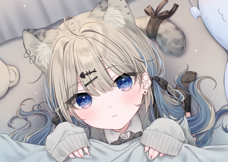 じ～。